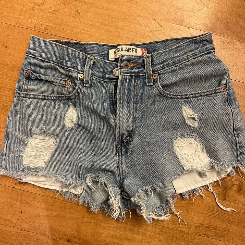 Levi’s women’s light wash high waisted denim shorts - like new